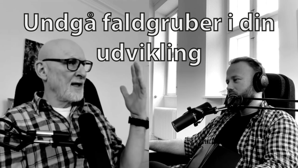 Opdelt billede mellem to mænd, der taler sammen under et podcast med teksten: "Undgå faldgrupper i din udvikling."