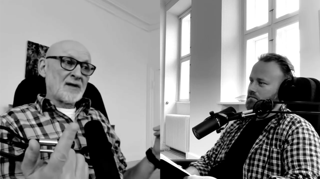 Morten Roar Berg og Tomas Friis sidder overfor hinanden med hver deres mikrofon.